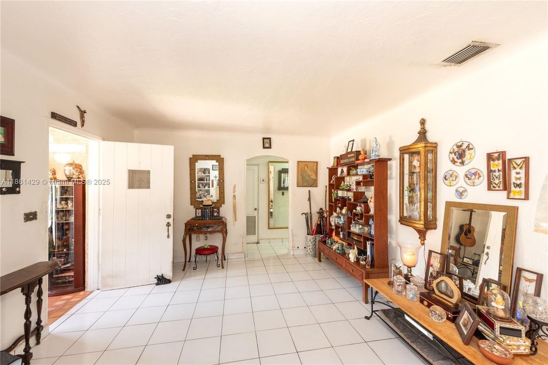 Activo con contrato: $1,400,000 (3 camas, 1 baños, 1708 Pies cuadrados)