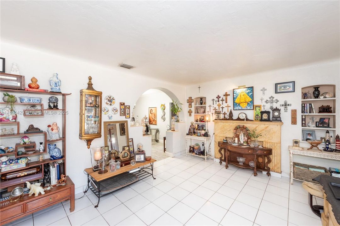 Activo con contrato: $1,400,000 (3 camas, 1 baños, 1708 Pies cuadrados)