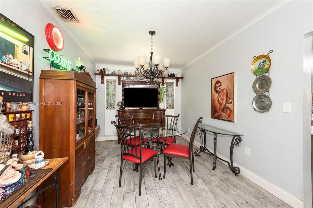 Activo con contrato: $1,400,000 (3 camas, 1 baños, 1708 Pies cuadrados)