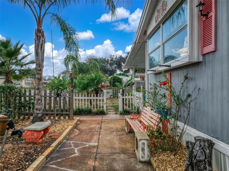 Недавно продано: $69,900 (2 спален, 1 ванн, 840 Квадратных фут)