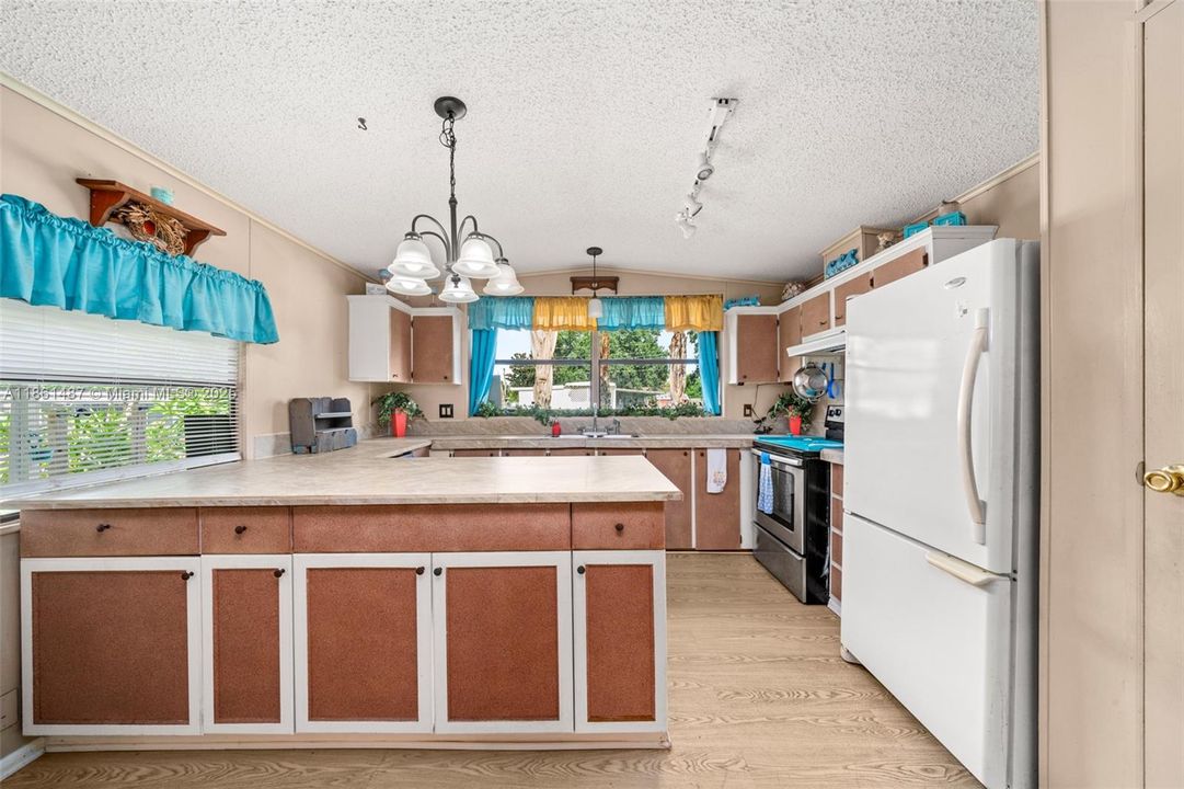 Недавно продано: $69,900 (2 спален, 1 ванн, 840 Квадратных фут)