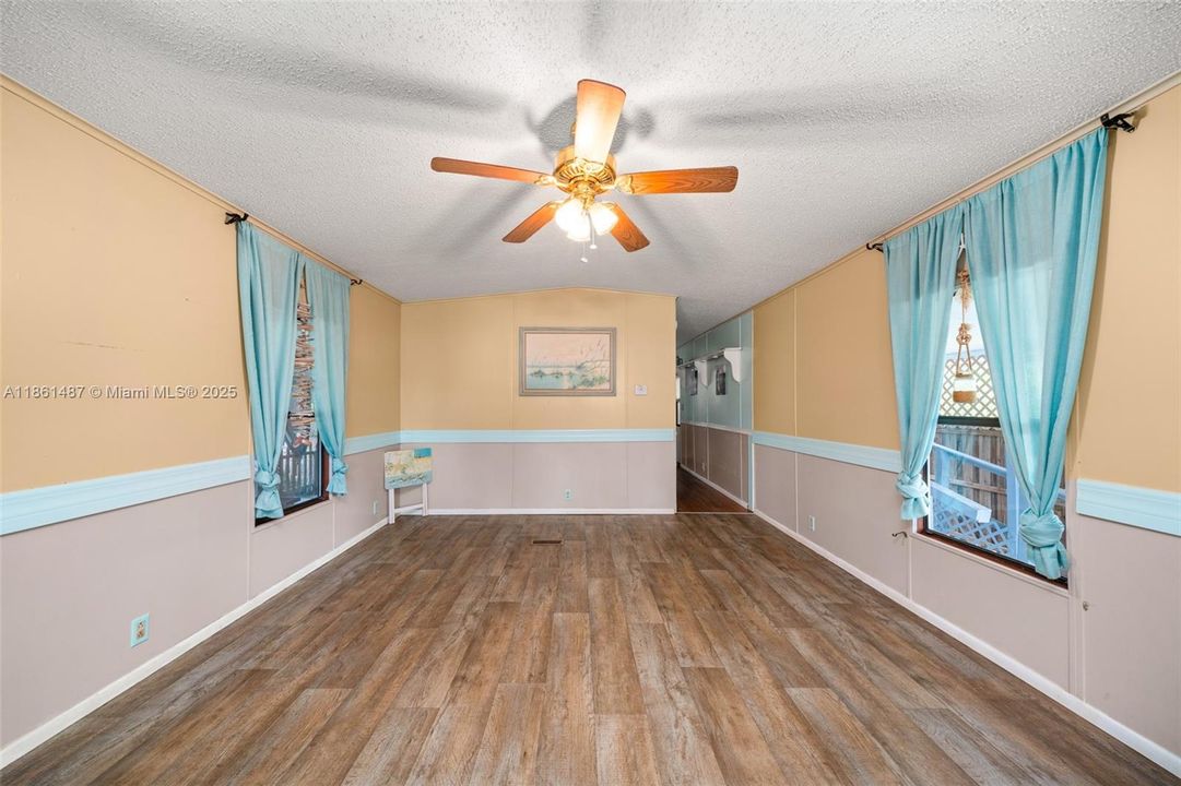 Недавно продано: $69,900 (2 спален, 1 ванн, 840 Квадратных фут)