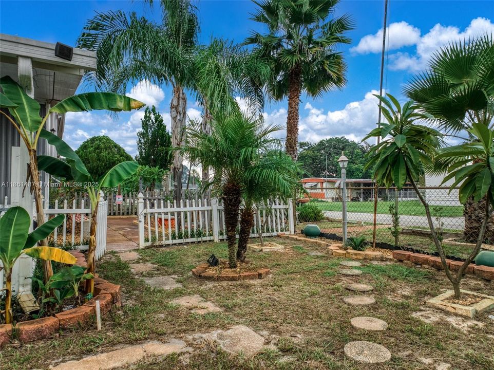 Недавно продано: $69,900 (2 спален, 1 ванн, 840 Квадратных фут)