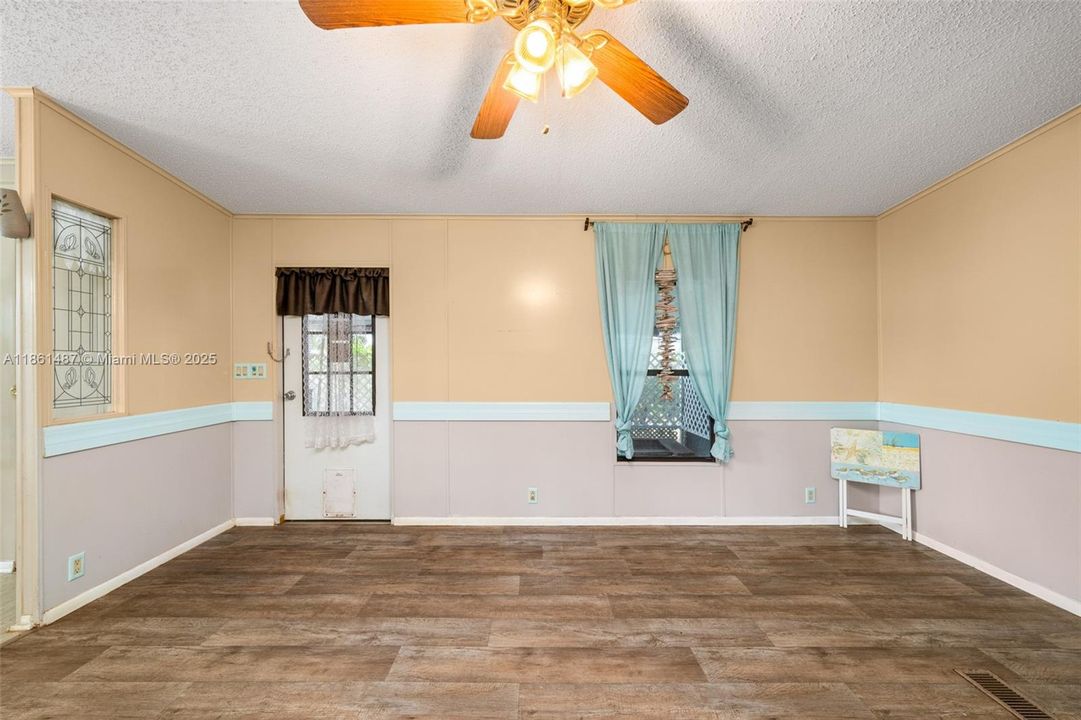 Недавно продано: $69,900 (2 спален, 1 ванн, 840 Квадратных фут)