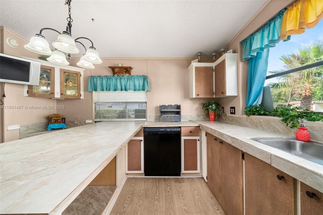 Недавно продано: $69,900 (2 спален, 1 ванн, 840 Квадратных фут)