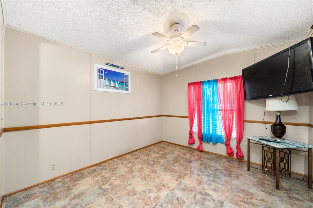 Недавно продано: $69,900 (2 спален, 1 ванн, 840 Квадратных фут)