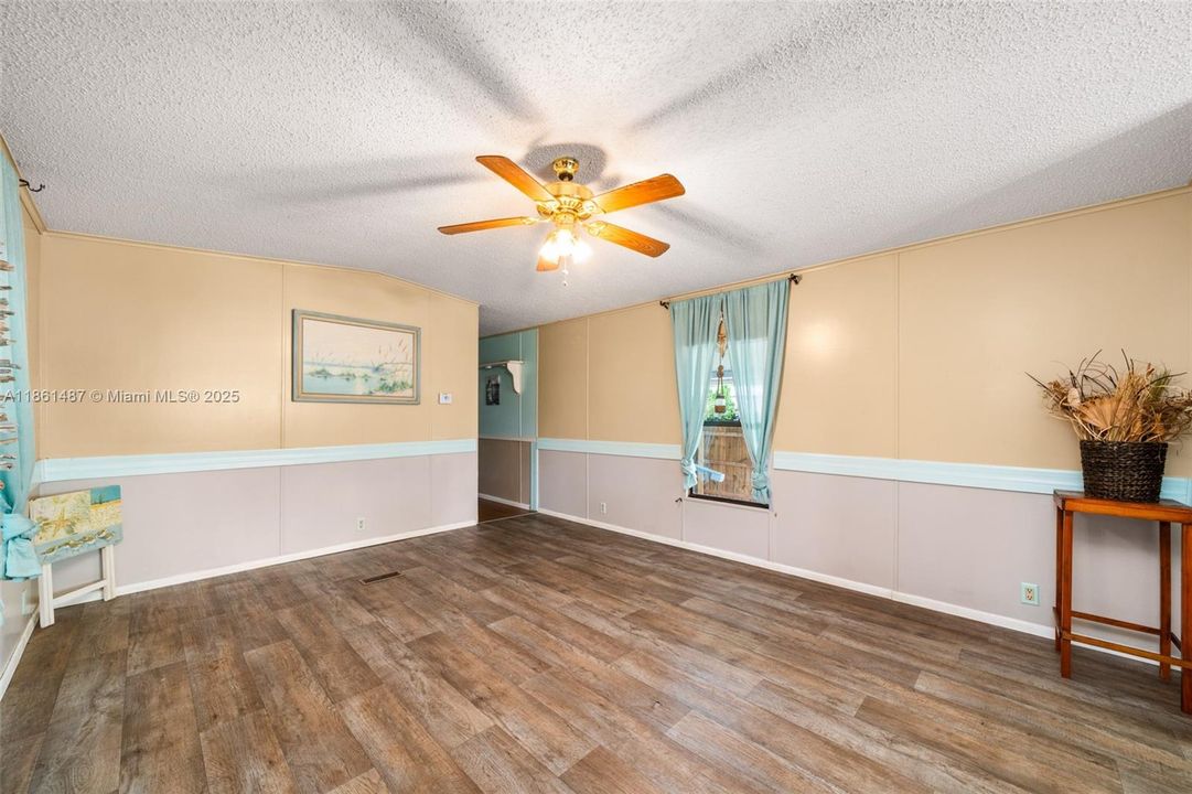 Недавно продано: $69,900 (2 спален, 1 ванн, 840 Квадратных фут)