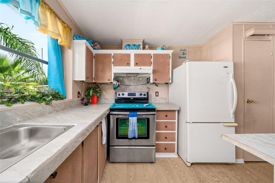 Недавно продано: $69,900 (2 спален, 1 ванн, 840 Квадратных фут)