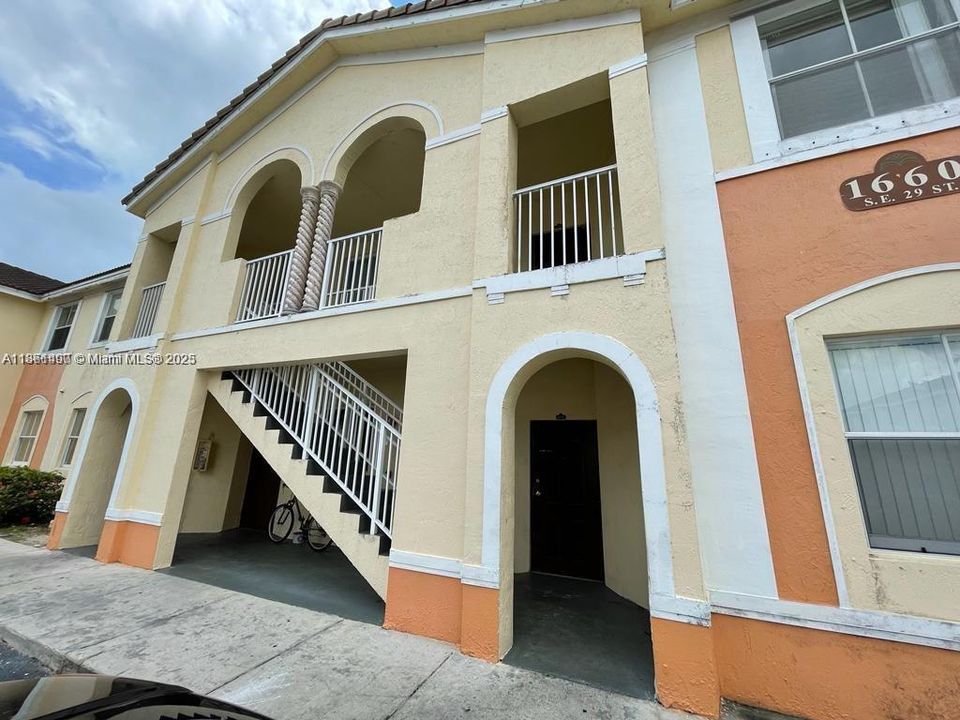 Active With Contract: $2,000 (3 beds, 2 baths, 1076 Square Feet)