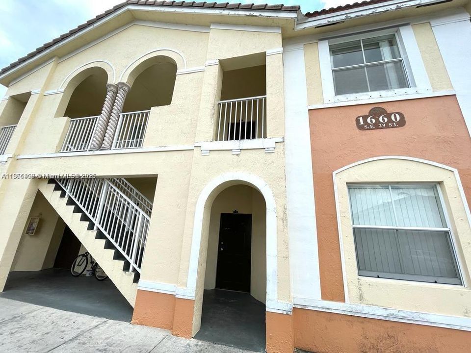 Active With Contract: $2,000 (3 beds, 2 baths, 1076 Square Feet)