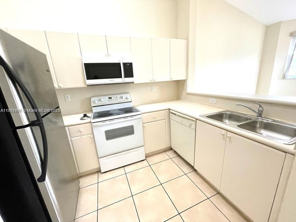 Active With Contract: $2,000 (3 beds, 2 baths, 1076 Square Feet)