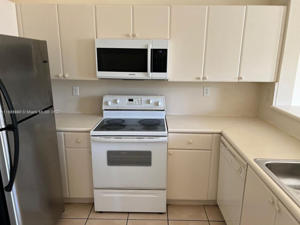 Active With Contract: $2,000 (3 beds, 2 baths, 1076 Square Feet)