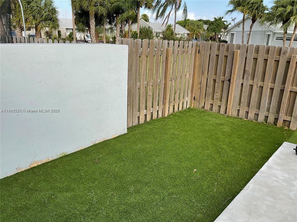 For Rent: $1,500 (1 beds, 1 baths, 300 Square Feet)