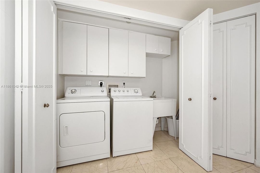 For Sale: $1,070,000 (2 beds, 2 baths, 1500 Square Feet)