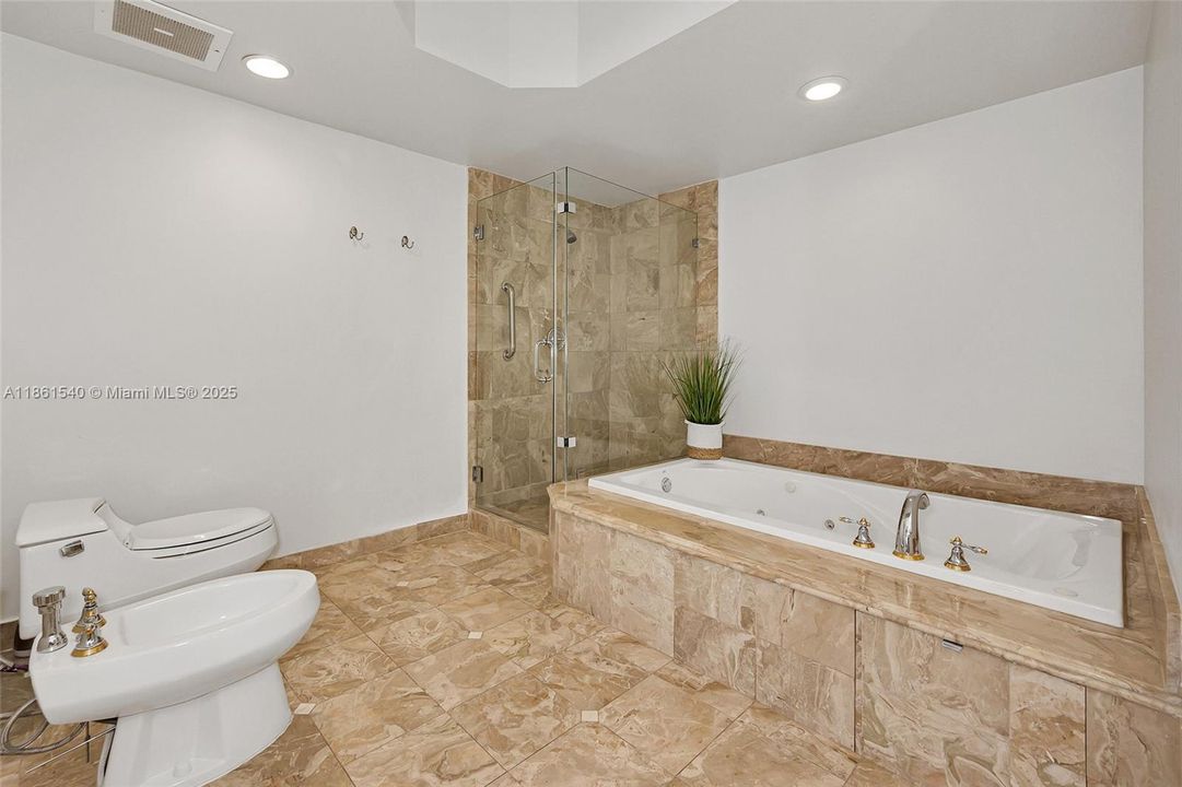 For Sale: $1,070,000 (2 beds, 2 baths, 1500 Square Feet)