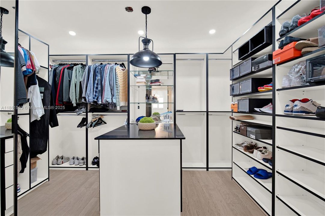 Недавно продано: $825,000 (4 спален, 2 ванн, 3042 Квадратных фут)