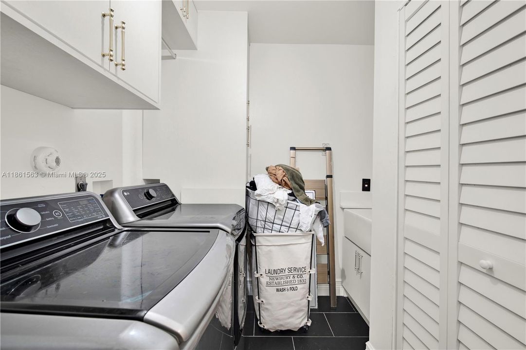 Недавно продано: $825,000 (4 спален, 2 ванн, 3042 Квадратных фут)