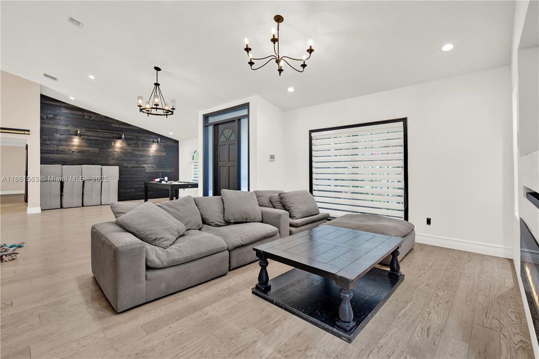 Недавно продано: $825,000 (4 спален, 2 ванн, 3042 Квадратных фут)