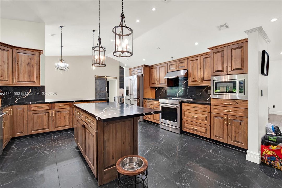 Недавно продано: $825,000 (4 спален, 2 ванн, 3042 Квадратных фут)