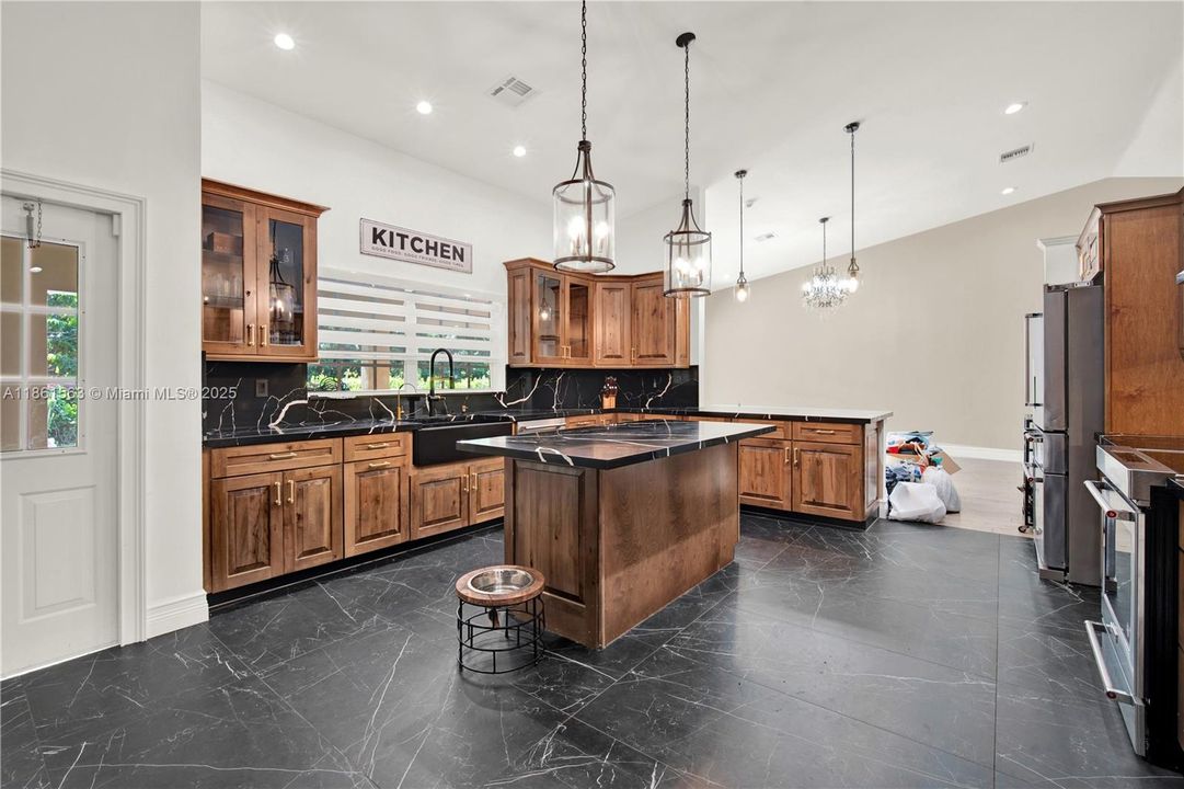 Недавно продано: $825,000 (4 спален, 2 ванн, 3042 Квадратных фут)