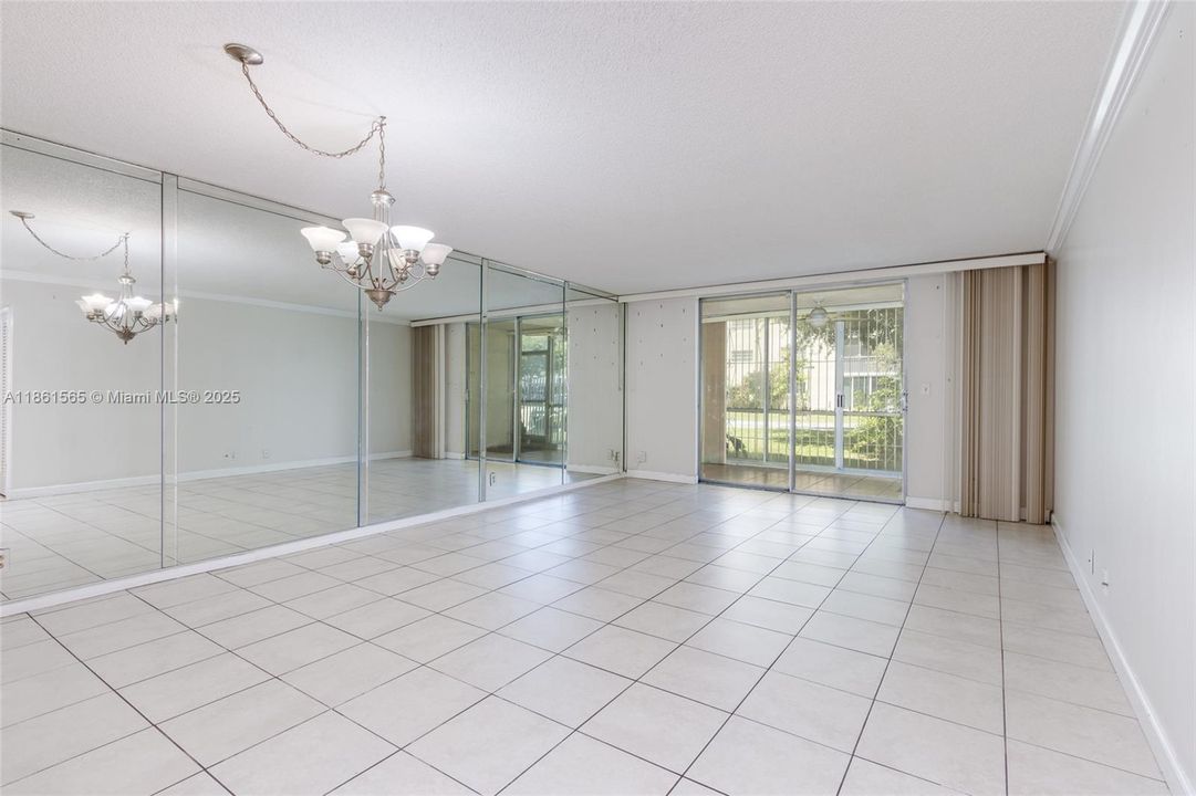 Недавно продано: $199,000 (2 спален, 2 ванн, 1092 Квадратных фут)