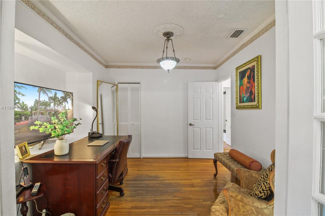 For Sale: $775,000 (3 beds, 2 baths, 1302 Square Feet)