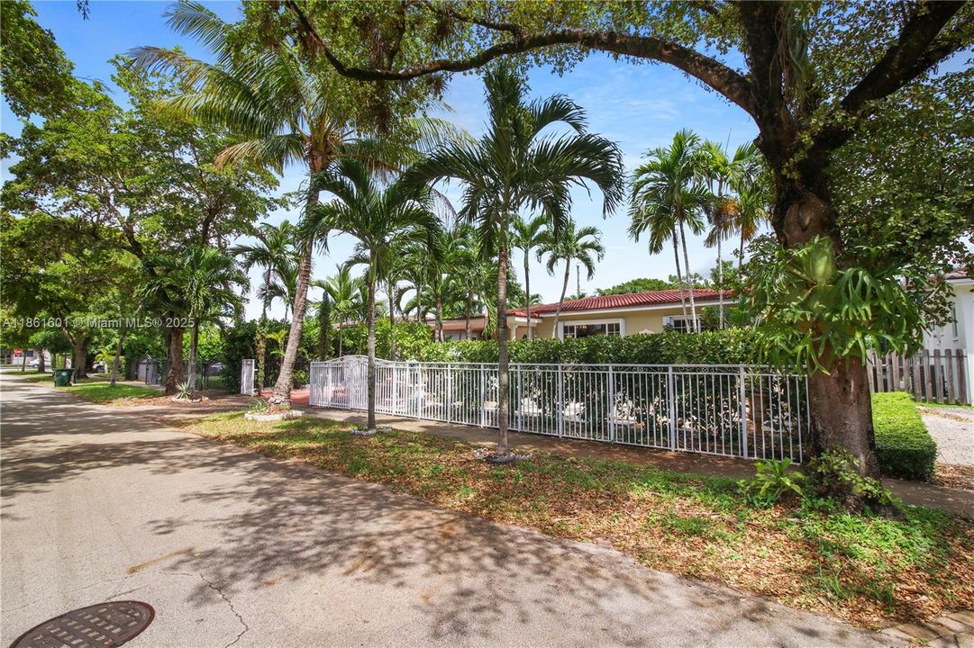 For Sale: $775,000 (3 beds, 2 baths, 1302 Square Feet)