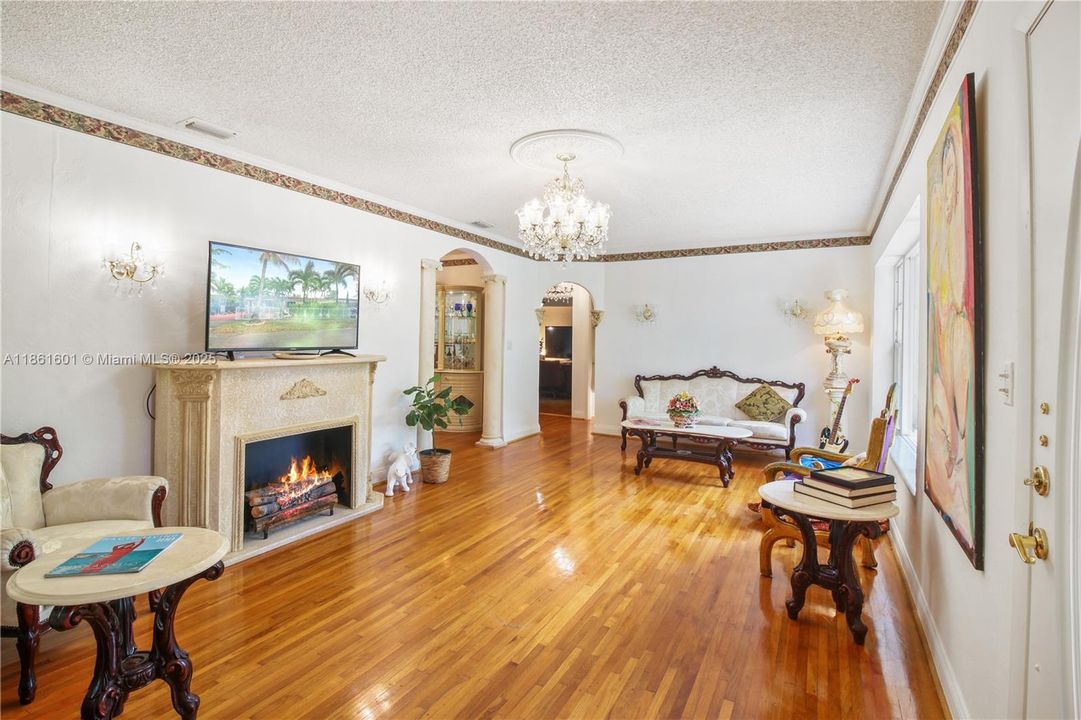 For Sale: $775,000 (3 beds, 2 baths, 1302 Square Feet)