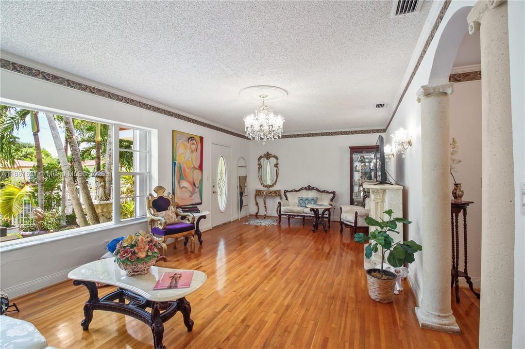 For Sale: $775,000 (3 beds, 2 baths, 1302 Square Feet)