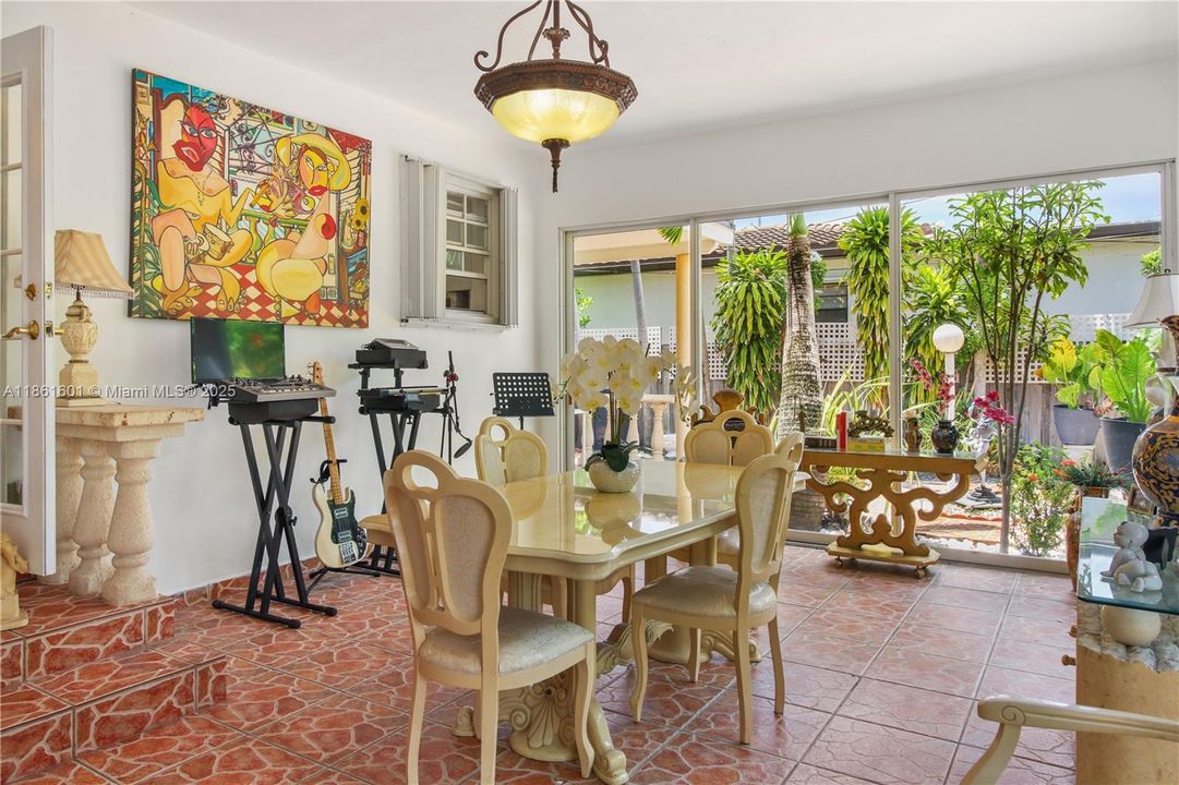 For Sale: $775,000 (3 beds, 2 baths, 1302 Square Feet)