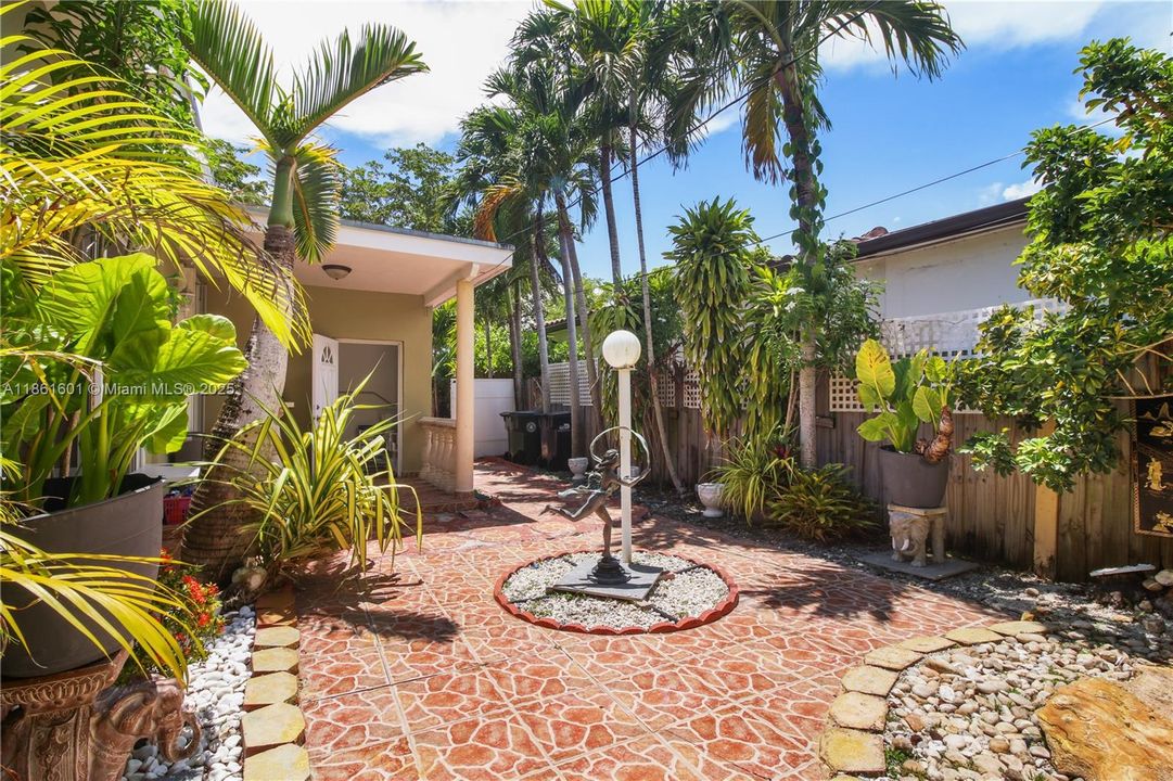 For Sale: $775,000 (3 beds, 2 baths, 1302 Square Feet)