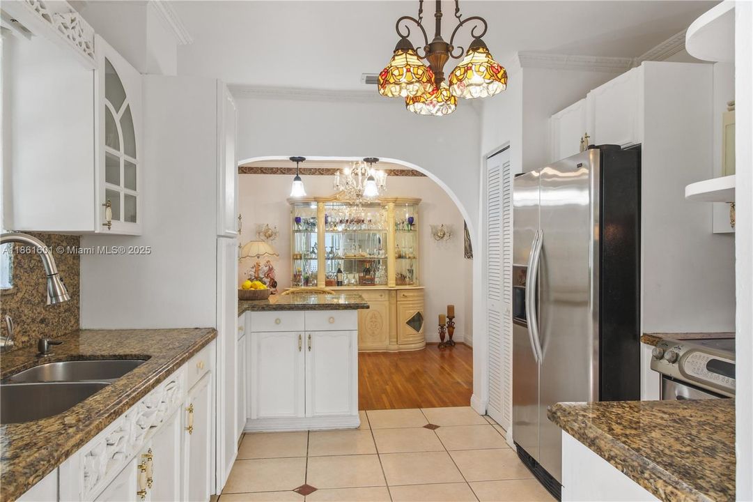 For Sale: $775,000 (3 beds, 2 baths, 1302 Square Feet)