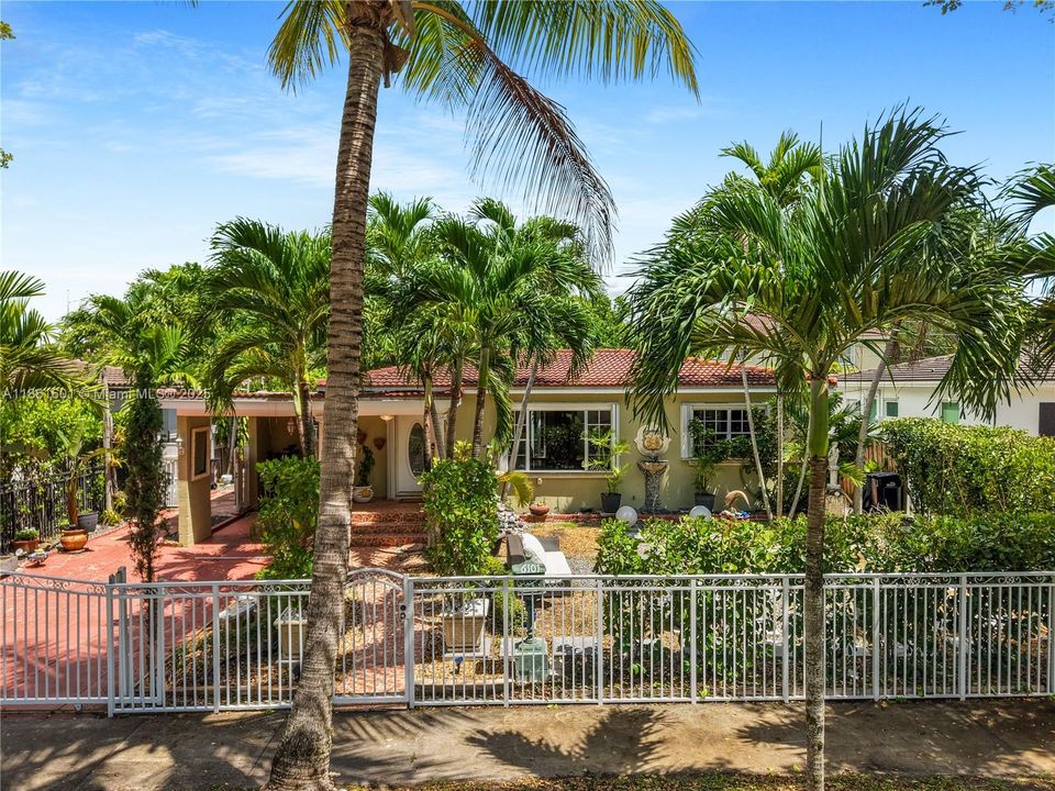 For Sale: $775,000 (3 beds, 2 baths, 1302 Square Feet)