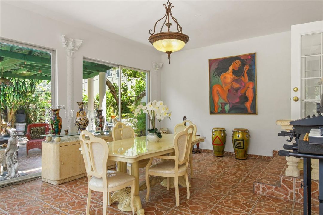 For Sale: $775,000 (3 beds, 2 baths, 1302 Square Feet)