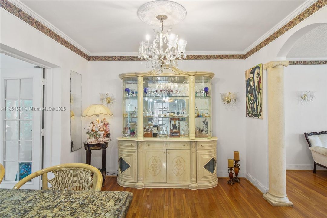 For Sale: $775,000 (3 beds, 2 baths, 1302 Square Feet)