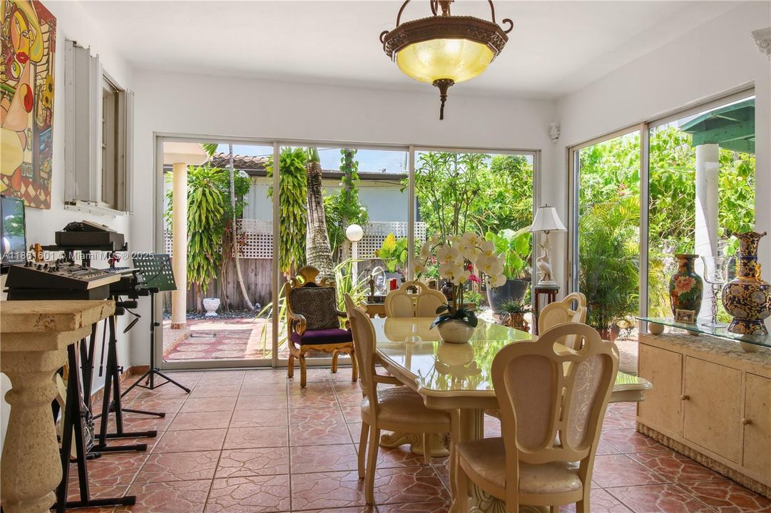 For Sale: $775,000 (3 beds, 2 baths, 1302 Square Feet)