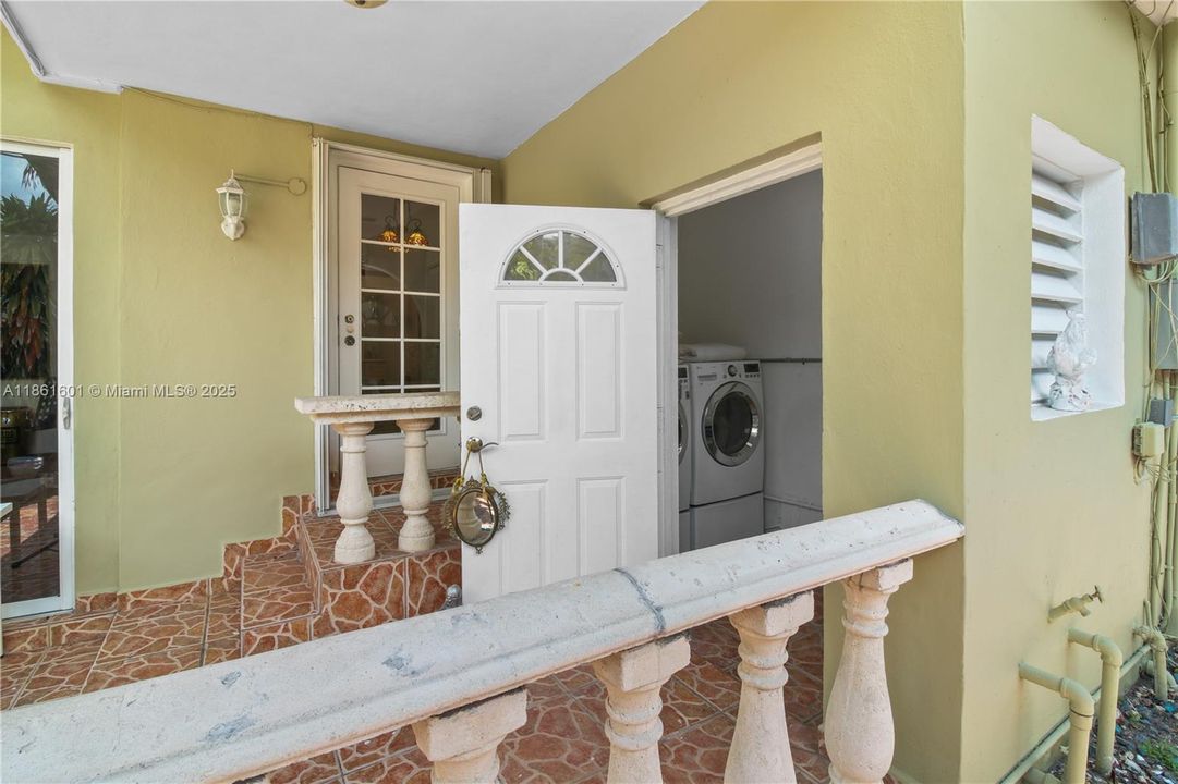 For Sale: $775,000 (3 beds, 2 baths, 1302 Square Feet)