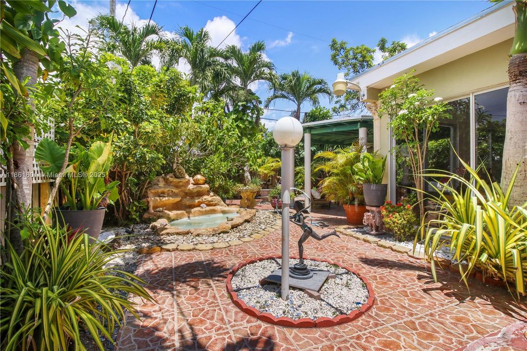 For Sale: $775,000 (3 beds, 2 baths, 1302 Square Feet)