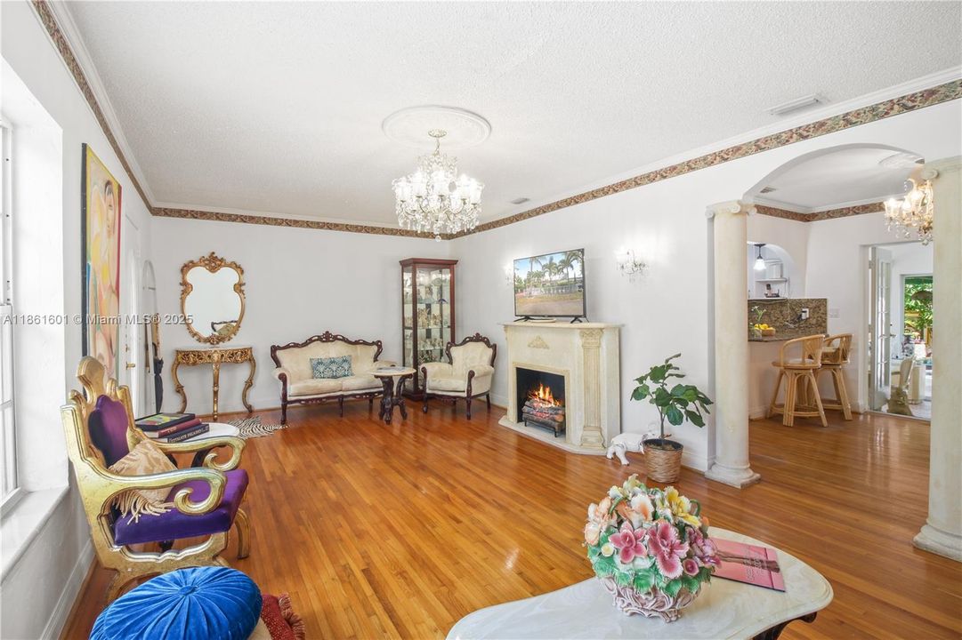 For Sale: $775,000 (3 beds, 2 baths, 1302 Square Feet)