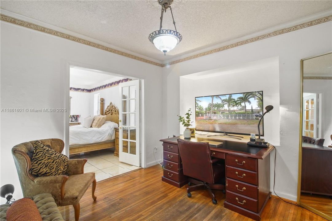 For Sale: $775,000 (3 beds, 2 baths, 1302 Square Feet)