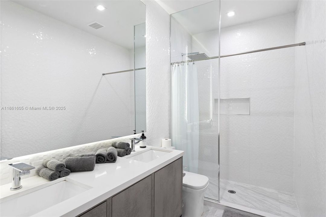 Recently Rented: $28,500 (7 beds, 3 baths, 6081 Square Feet)