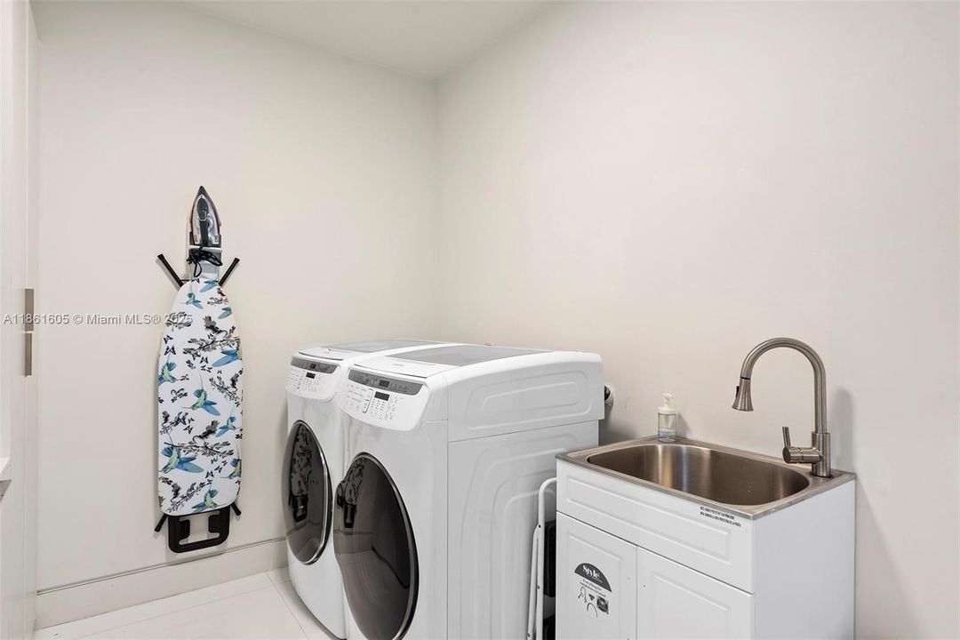 Recently Rented: $28,500 (7 beds, 3 baths, 6081 Square Feet)