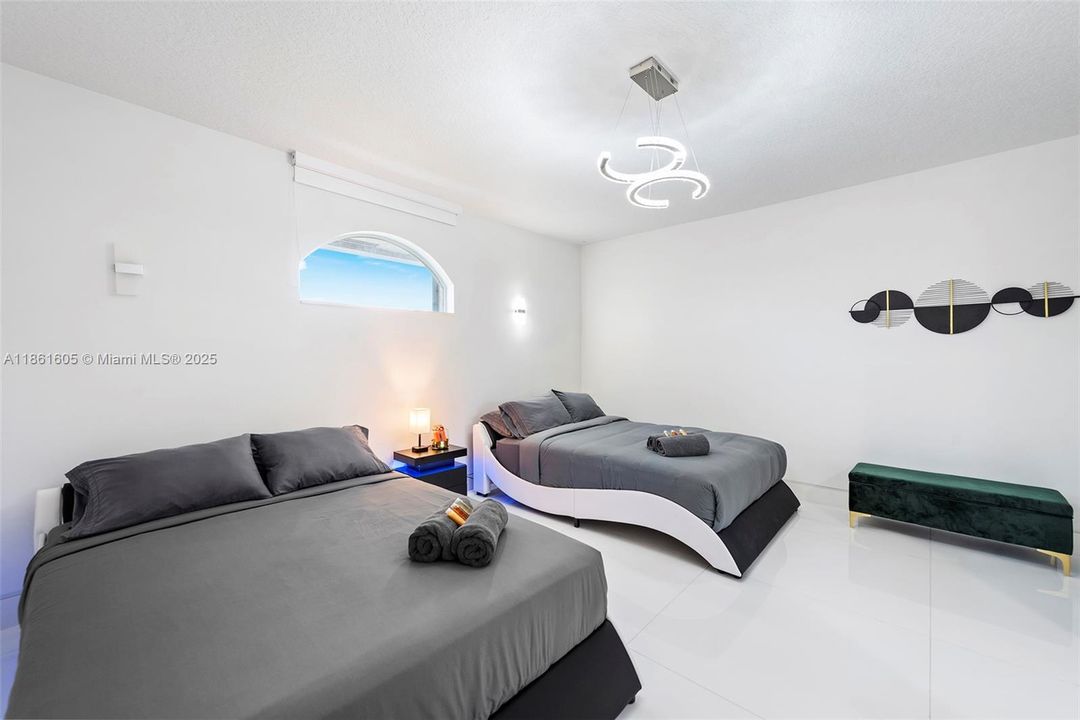 Recently Rented: $28,500 (7 beds, 3 baths, 6081 Square Feet)