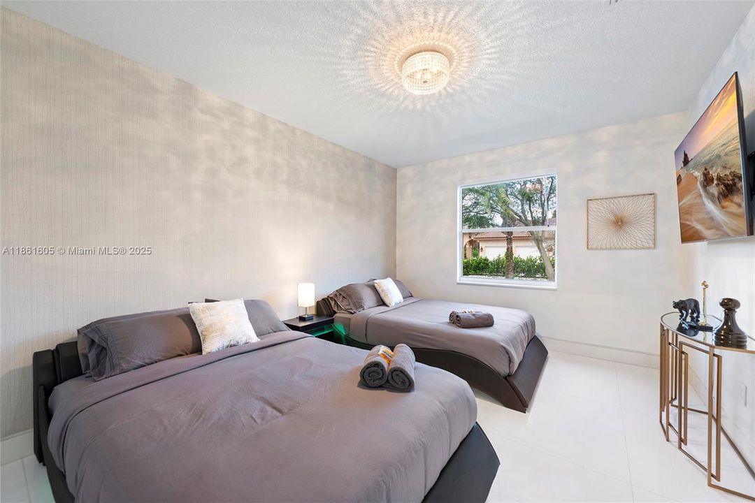 Recently Rented: $28,500 (7 beds, 3 baths, 6081 Square Feet)