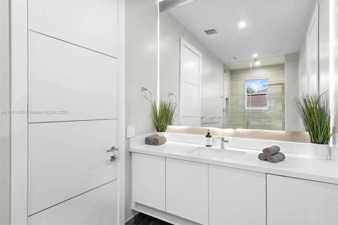 Recently Rented: $28,500 (7 beds, 3 baths, 6081 Square Feet)