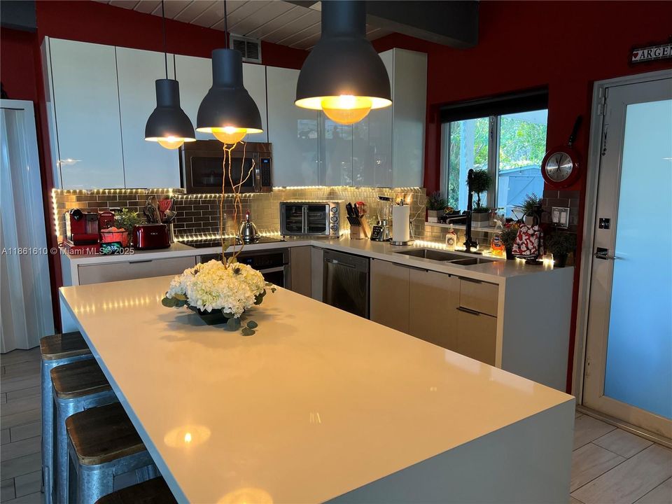 For Sale: $1,290,000 (2 beds, 2 baths, 1443 Square Feet)