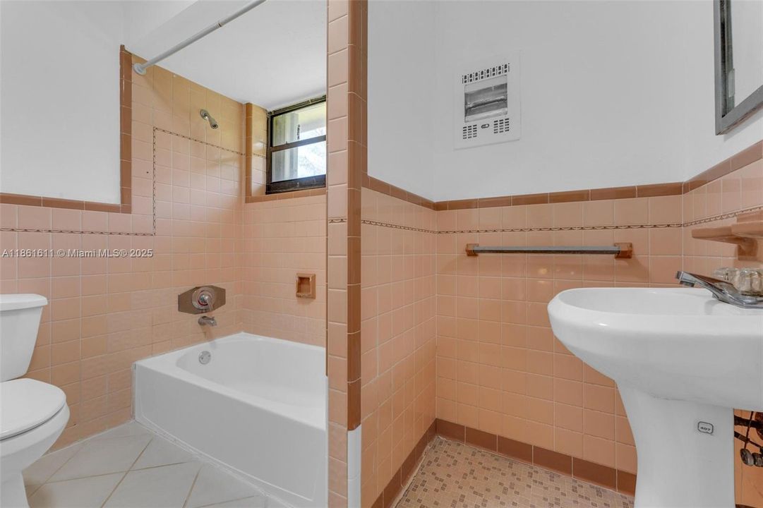 Active With Contract: $4,000 (4 beds, 3 baths, 1596 Square Feet)