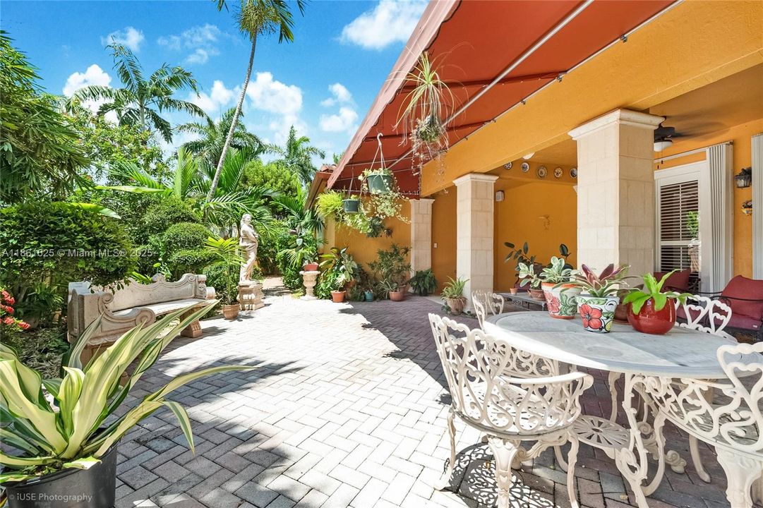 For Sale: $1,050,000 (4 beds, 3 baths, 3531 Square Feet)