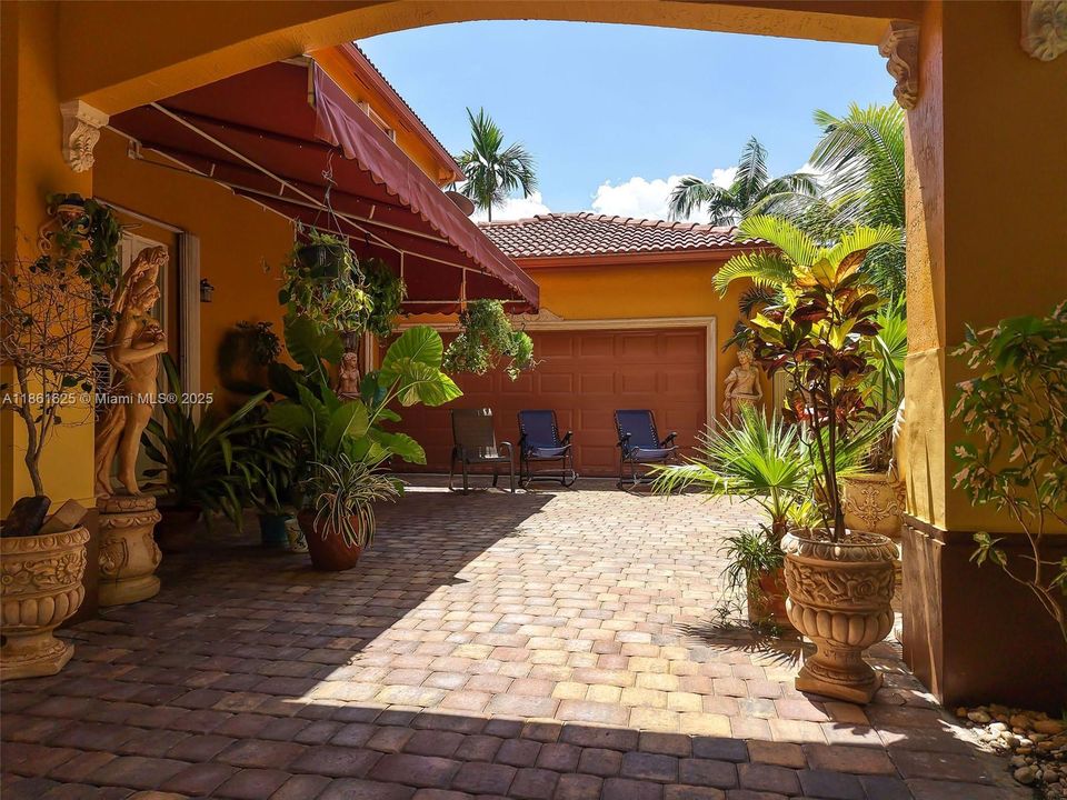 For Sale: $1,050,000 (4 beds, 3 baths, 3531 Square Feet)