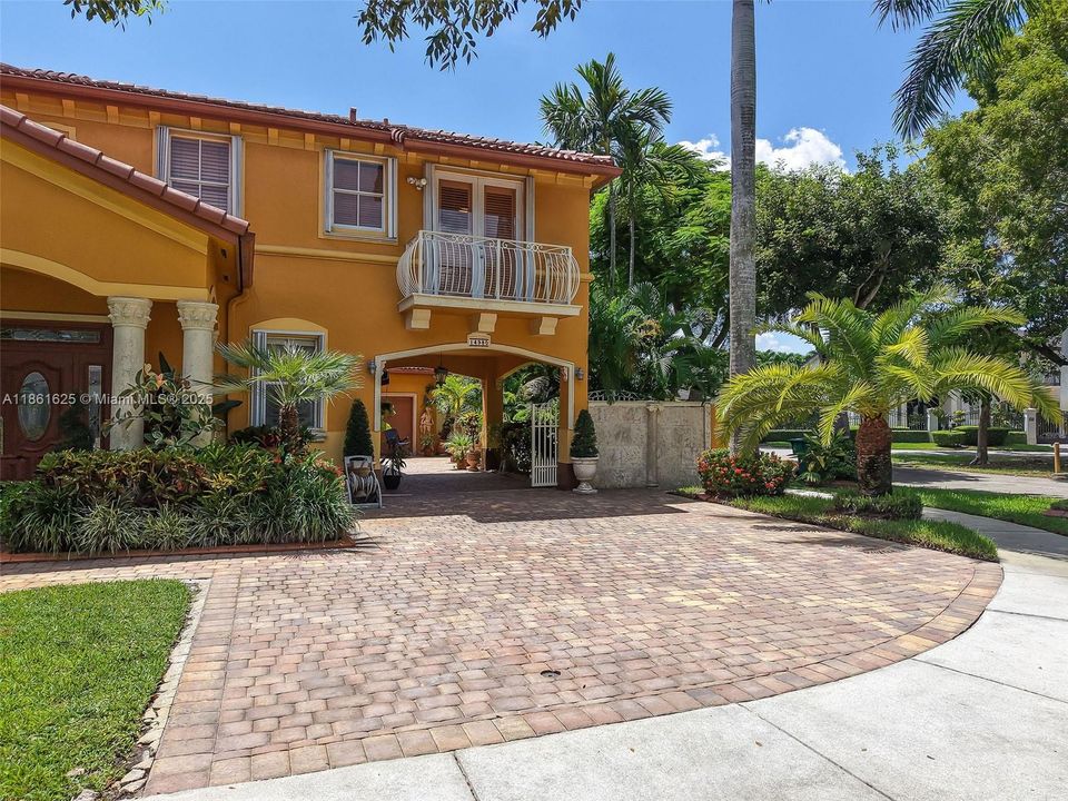 For Sale: $1,050,000 (4 beds, 3 baths, 3531 Square Feet)